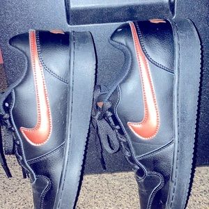 Black low top nike dunks w/ rose gold swish